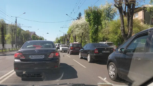 Через ДТП у Луцьку величезний затор (фото)