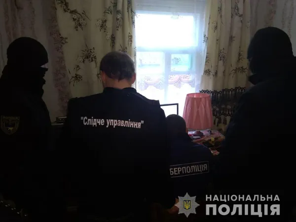 Чоловіка, який ґвалтував своїх неповнолітніх доньок, взяли під варту (відео)