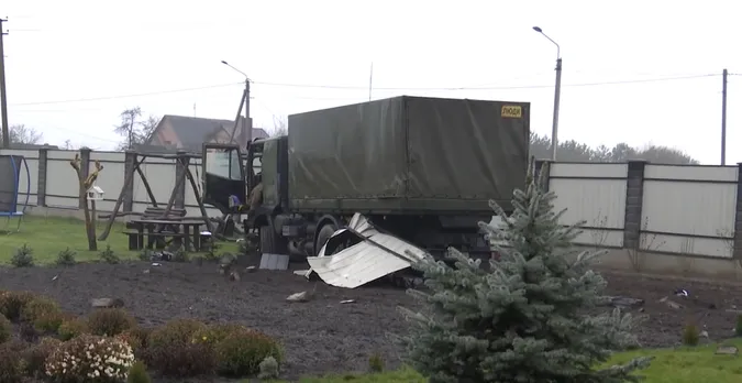 Під Луцьком військові у вантажівці розбилися об бетонний паркан: деталі