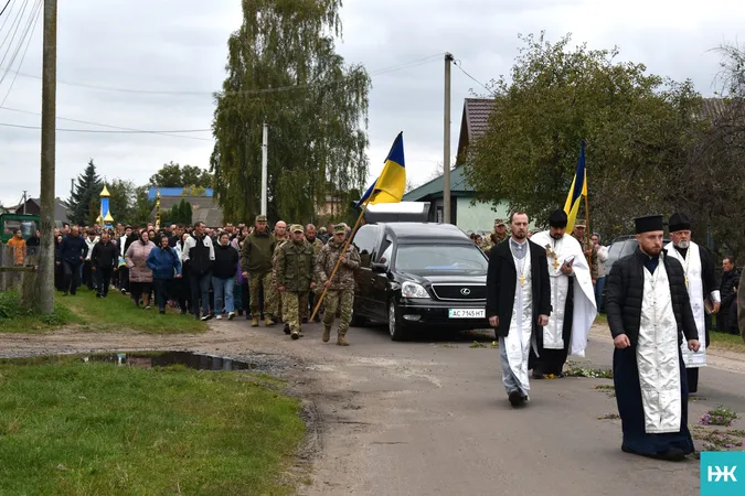 Повернувся не на весілля, а на свій похорон: на Волині попрощалися з капітаном волинської «сотки»