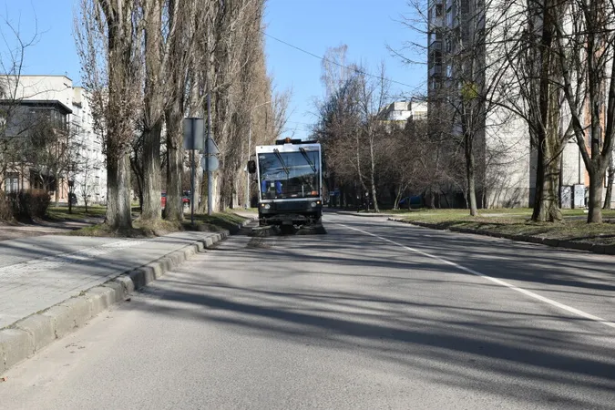 Луцьк чистять від накопиченого за зиму бруду (фото)