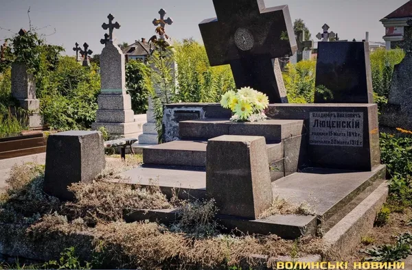 Відрубані руки статуї і загадкова гробниця: чим дивує одне з найстаріших кладовищ Волині (фото)