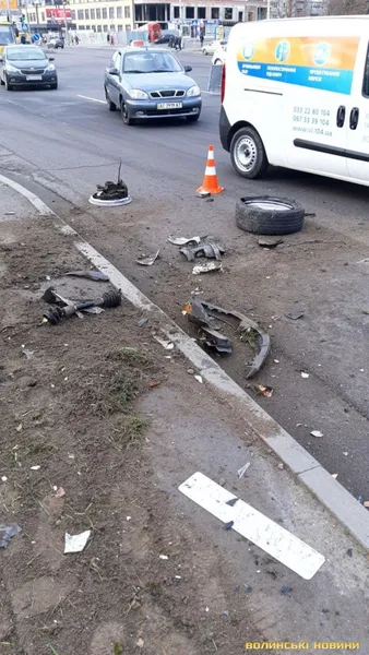 Відірване колесо і побитий капот: у Луцьку авто влетіло в стовп (фото)