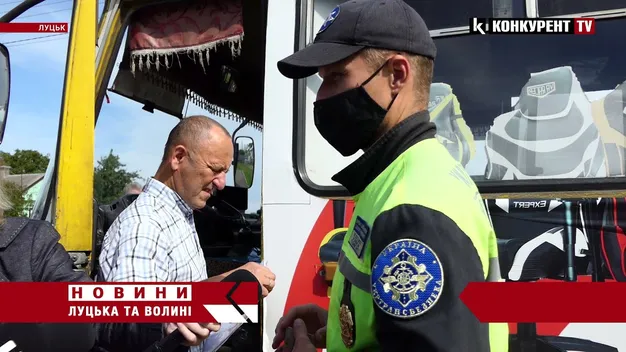 «Не маємо права й доторкнутись», – контролер про пасажирів-порушників у луцьких маршрутках (відео)