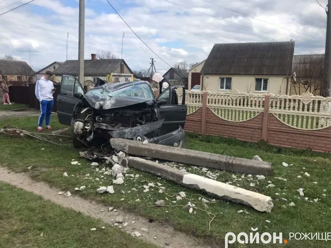 У Рожищі легковик зніс бетонну електроопору (фото)