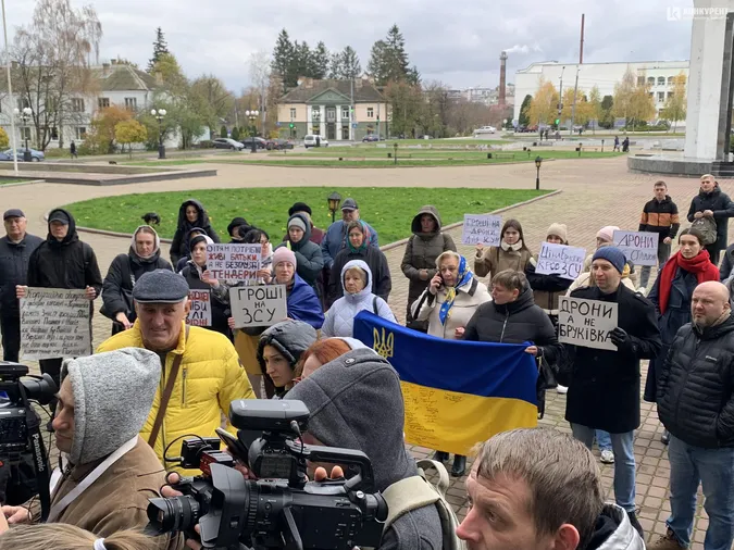 «Дрони, а не бруківка»: лучани вкотре мітингують під стінами облради (фото)