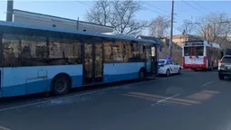 Розбиті вікно та двері: у Луцьку не розминулися тролейбус і маршрутка (фото, відео)