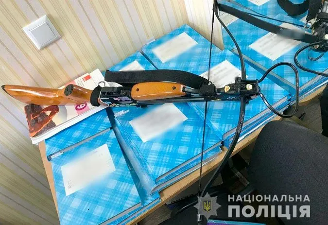 Помста за нудні уроки: у Полтаві учениця поранила вчителів із арбалета
