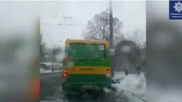 У Луцьку маршрутка проїхала перехрестя на червоне світло світлофора (відео)