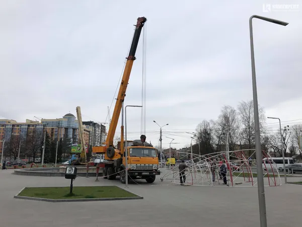 Перед «Променем» монтують пасхальний символ (фото)