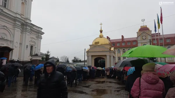 Освячення води і благодійний ярмарок: у Луцьку почали святкувати Водохреще (фото)