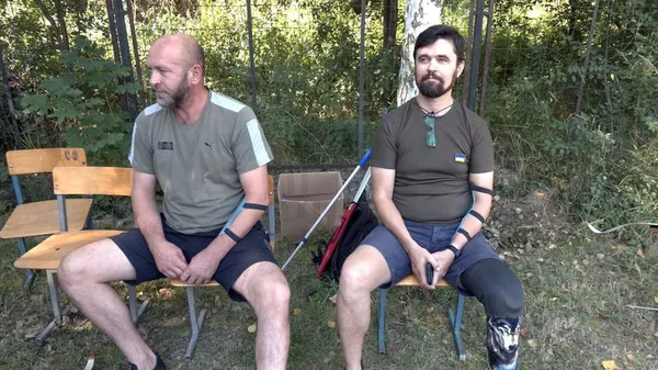 Військовослужбовець Дмитро Скоморох (праворуч)
