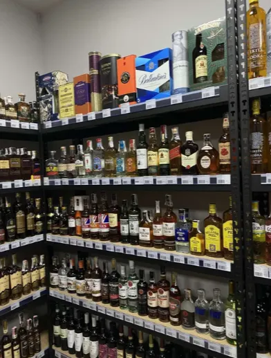 У центрі Луцька продають мінімаркет (фото)