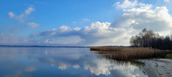 Небо й озеро зливаються в одне: показали безлюдний Світязь восени (фото)