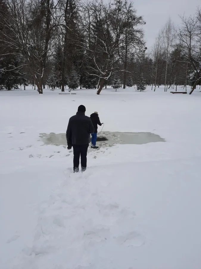 У Луцьку прорубали ополонки й взяли проби води, аби не задихнулася риба (фото)