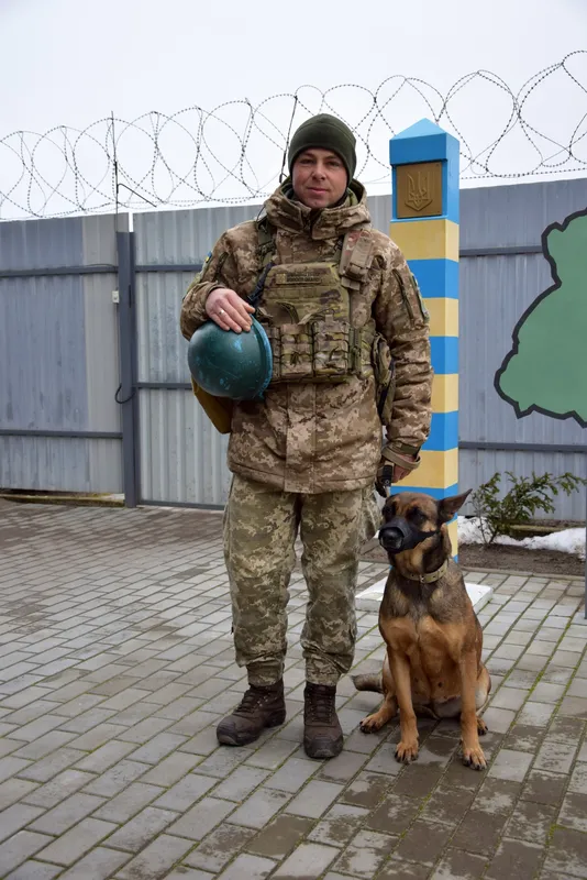 На Волині служить кінолог із собакою, який не любить мокрий сніг (фото)