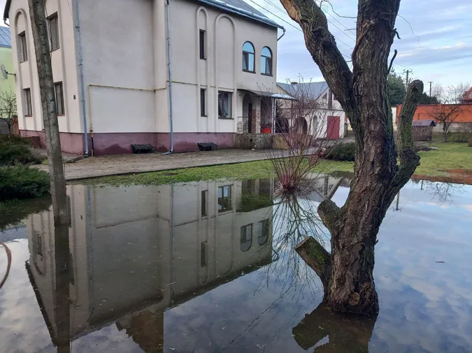 На Волині рятувальники в одному місці лили воду, а в інших – відкачували (фото)