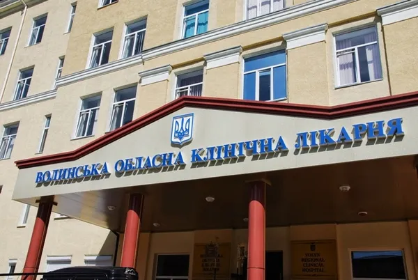 Лучани нарікають на відсутність смітників та «хамовитий» персонал в обласній лікарні