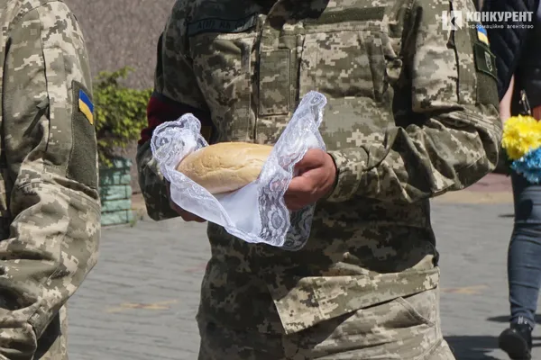 Сльози мужніх: Луцьк на колінах проводжав молодого Героя (фото, відео)