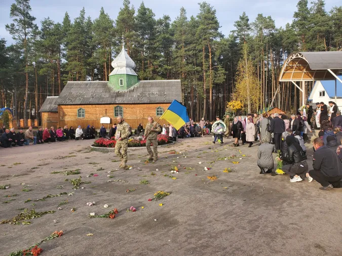 Дорогу встелили квітами: на Волині провели в останню дорогу Віталія Козея (фото)