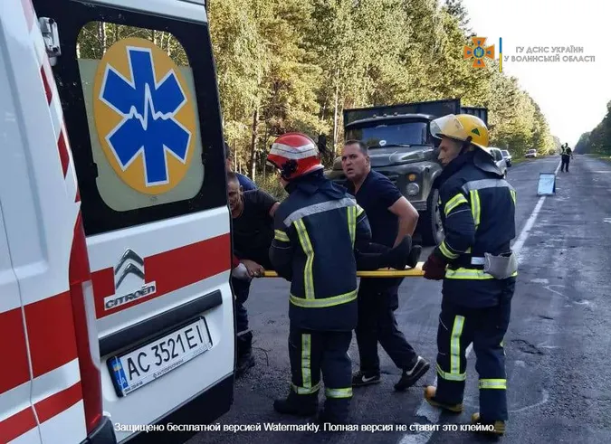 Водія з розтрощеної під Маневичами вантажівки діставали рятувальники (фото)