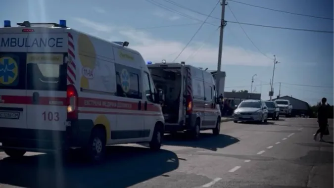 Раптово стало зле: у Маневичах людина померла на тротуарі (відео)