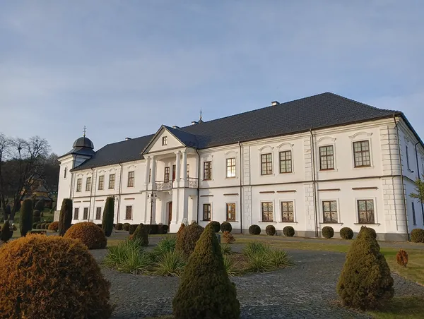 Скарб під підлогою монастиря: на Львівщині ченці знайшли коралі з Індійського моря та золото (фото)