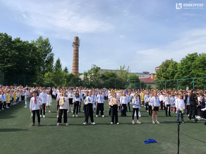 У луцькому ліцеї №9 відгуляли свято початкової школи (фото)