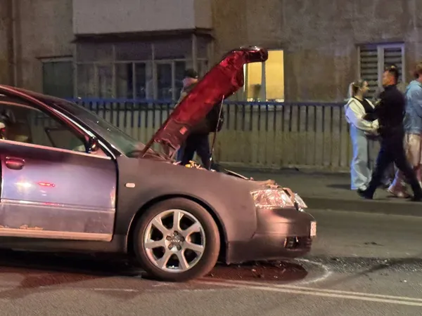 У Луцьку Audi в’їхав у службове авто поліції: машина перекинулася на дах (фото)
