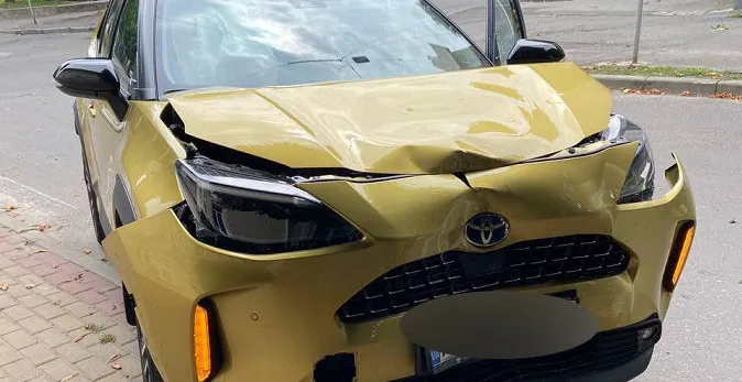 У центрі Луцька Toyota протаранила дерево на тротуарі (фото)
