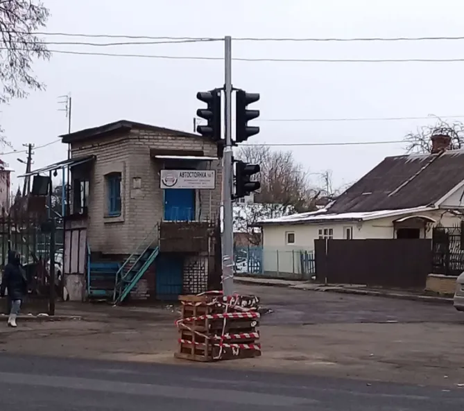 У Луцьку на перехресті Львівської – Городецької встановлюють світлофор (фотофакт)