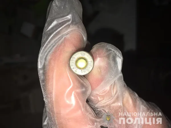 На Волині у чоловіка в кафе виявили зброєю (фото)