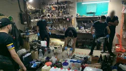 Волинські поліцейські ліквідували нарколабораторію, де варили амфетамін (фото, відео)