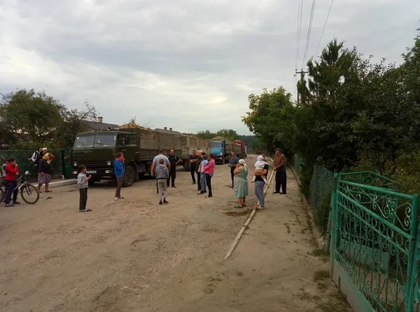 Люди страйкують через перевантажені буряковози для заводу в Іваничах (фото)