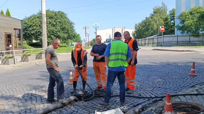 Луцькі комунальники шукають порив водогону біля провалля в центрі (фото)