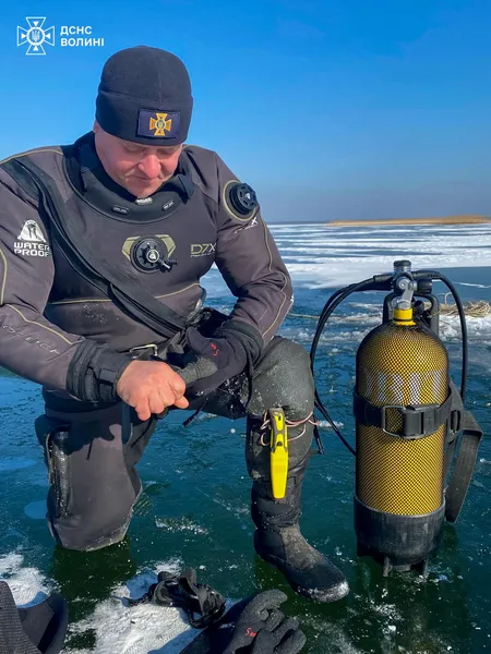Холод, товстий лід, крижана вода: як на Світязі тренуються водолази (фото)