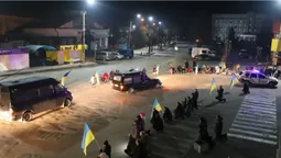 З квітами і на колінах: Волинь зустріла тіло 29-річного Героя Олександра Парфелюка (відео)