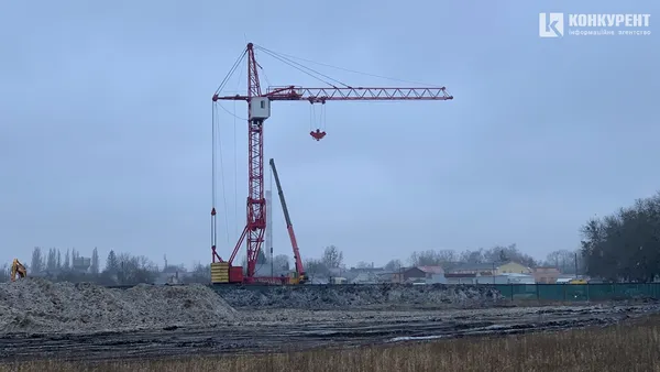 Баштовий кран на території будівництва