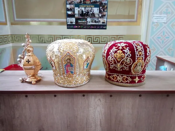 У Луцьку чоловік продав священикам митри і кадило, які знайшов на вокзалі (фото, оновлено)