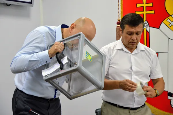 Євгеній Ткачук «чаклує» над скринькою