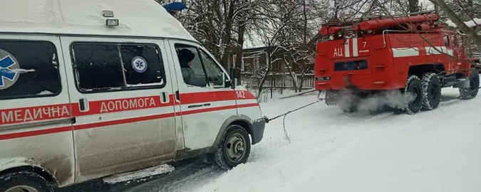 На виклик і назад: на Волині в заметах двічі застрягла «швидка»