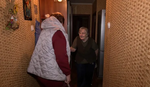 Працює 17 років: у Луцьку листоноша відчуває себе «вундеркіндом» (відео)