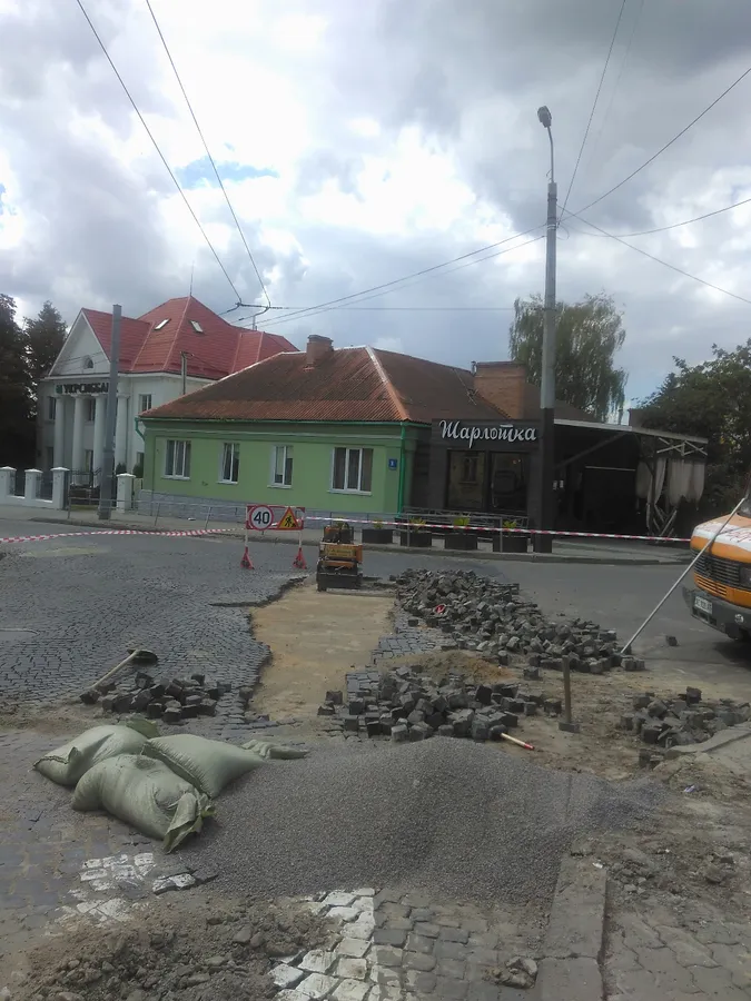 На вулиці Богдана Хмельницького «повилітала» бруківка
