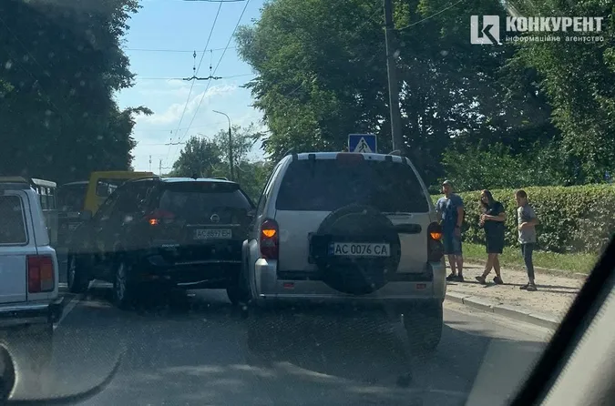 У Луцьку на Глушець затор: зіткнулися два джипи (фото)