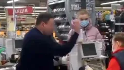 Полтавчанин пояснив, чому жбурнув жменю монет в обличчя касирки  (відео)