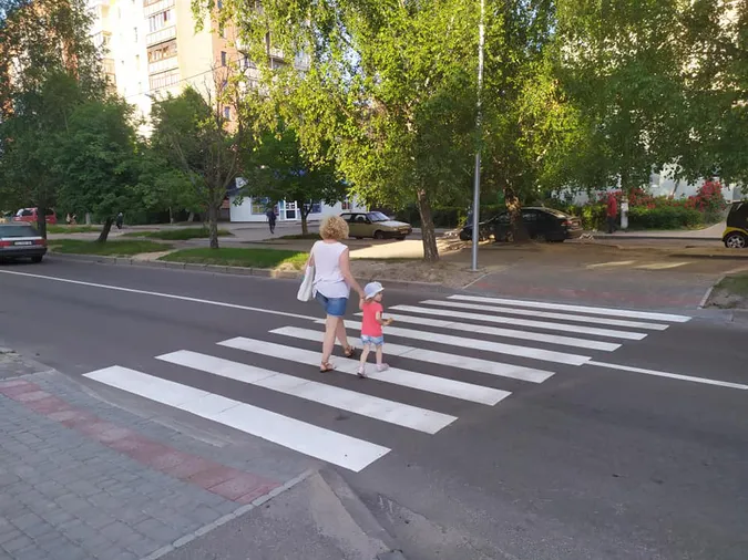 У Луцьку замість болота облаштували пішохідний перехід (фото)