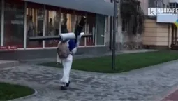 У Луцьку «впіймали» на камеру «Ісуса», який несе хрест (відео)