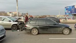 Як у Луцьку «додж» розбив дві «бехи» (фото, відео)
