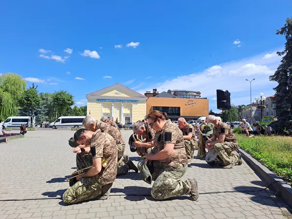 Сирота з Донбасу, який знайшов дім на Волині: у Ковелі попрощалися з воїном Олександром Шевченком (фото)