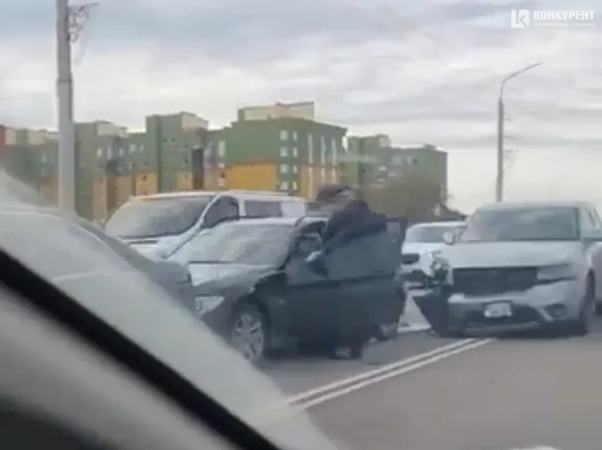 У Луцьку – аварія на мості біля «ПортCity»: рух ускладнений (фото, відео, оновлено)